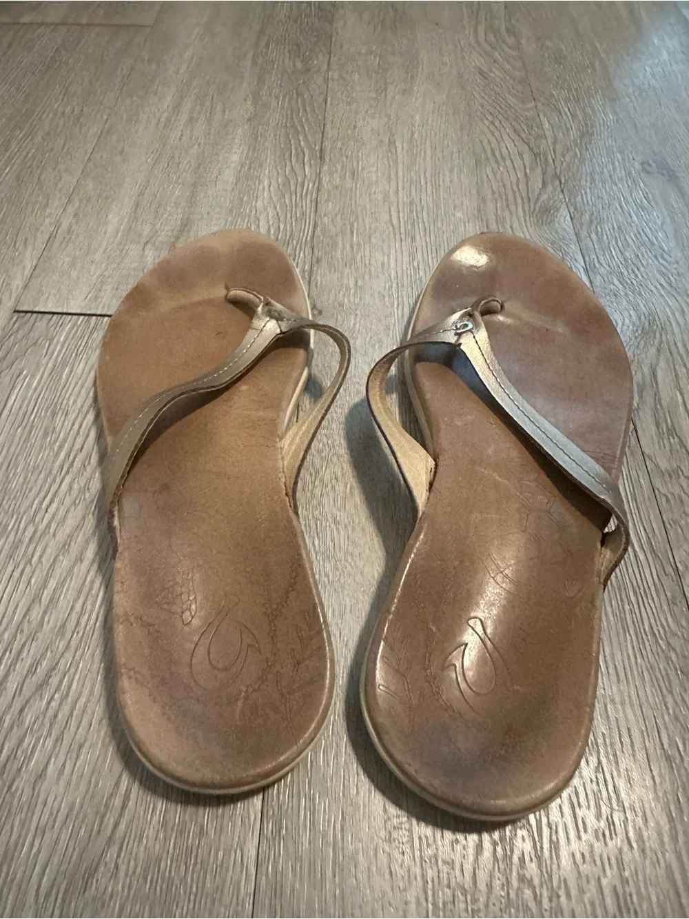 Olukai Honu Women's Metallic Gold Leather Flip Flop Sandals Sz 9